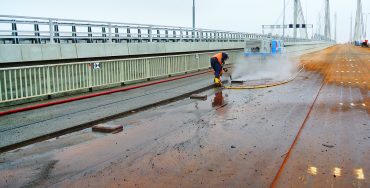 VERWIJDEREN TEEREPOXY VAN STALEN DEK TACITUSBRUG RIJKSWEG A50 EWIJK